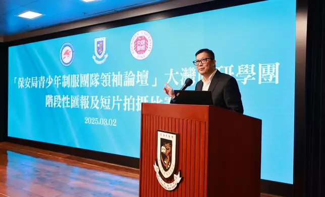 鄧炳強聽取學員就其專題報告作階段性匯報。 政府新聞處圖片