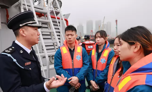 研學團成員考察澳門海關船隊。 政府新聞處圖片