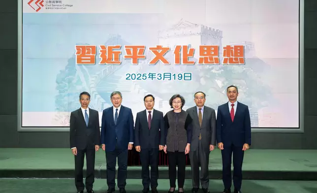 左起公務員事務局常任秘書長梁卓文、政務司副司長卓永興、主講的國家行政學院副院長李文堂、公務員事務局局長楊何蓓茵、財經事務及庫務局局長許正宇和公務員學院院長郭蔭庶。 政府新聞處圖片