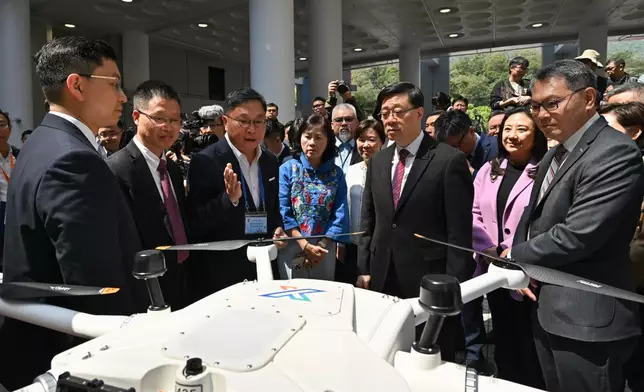 行政長官李家超3月20日出席低空經濟「監管沙盒」啟動禮，圖示李家超（右二）、運輸及物流局局長陳美寶（左四）、民航處處長廖志勇（右一）及其他嘉賓參觀展覽攤位。政府新聞處圖片