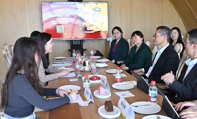 陳茂波（右二）到訪了一家內地領先的潮流文化娛樂公司，並與負責人會面。政府新聞處圖片