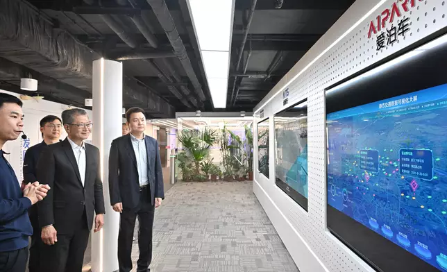 陳茂波（右二）到訪一家專注於高精度人工智能產品研發應用的企業，並觀看其最新科技產品。 政府新聞處圖片