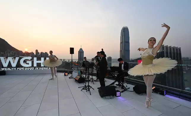「裕澤香江」的高峰晚宴開始前，芭蕾舞蹈員和音樂表演者在交流酒會上為來賓獻藝。 政府新聞處圖片