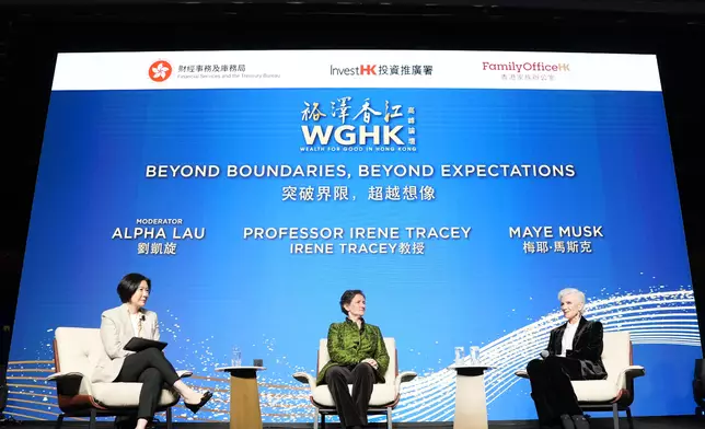 暢銷書作家兼公共演說家Maye Musk（右） 及牛津大學校長Irene Tracey（中）在「裕澤香江」高峰晚宴上的對話環節與來賓分享真知灼見。旁為對話環節的主持人及投資推廣署署長劉凱旋（左）。 政府新聞處圖片