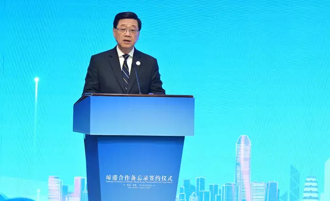 李家超在瓊港合作備忘錄簽約儀式上致辭。 政府新聞處圖片