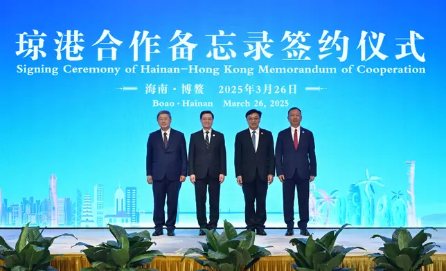 政務司副司長卓永興、李家超、海南省委書記馮飛和海南省常務副省長巴特爾在簽約儀式合照。 政府新聞處圖片