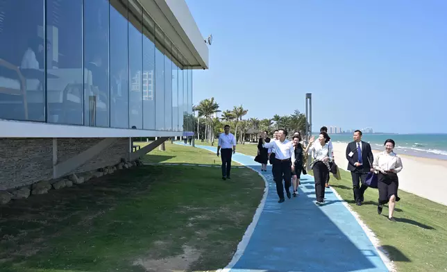 李家超（前排左一）與在海南創業及工作的香港青年會面。 政府新聞處圖片