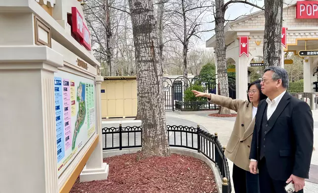 丘應樺（右）到訪一家內地著名的潮流文化娛樂公司，並參觀其主題園區。 政府新聞處圖片