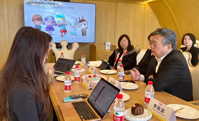 丘應樺（前排右一）到訪一家內地著名的潮流文化娛樂公司，並與公司代表會面，了解營運情況和內地知識產權產品的發展。 政府新聞處圖片