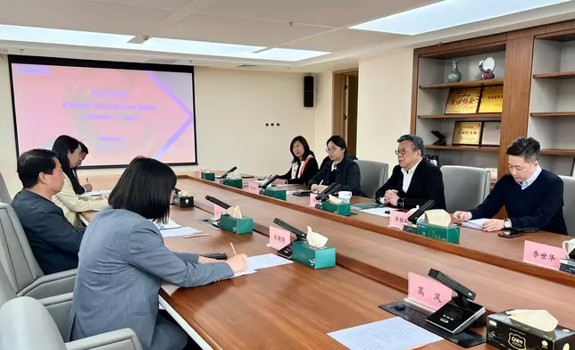 丘應樺（右二）與中國酒業協會代表會面，推廣香港在調低烈酒稅後為酒商帶來的龐大機遇。 政府新聞處圖片