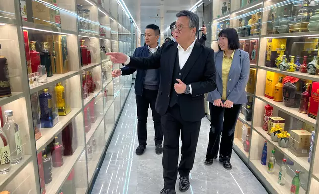 丘應樺（中）到訪中國酒業協會，了解內地酒類產品的市場潛力和增長空間。 政府新聞處圖片
