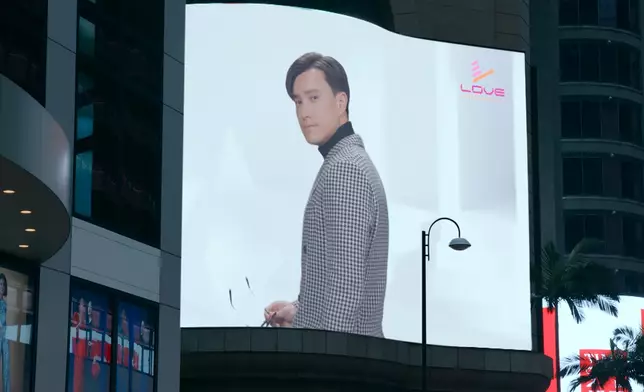 Adam由程晴專屬「完美情人」、演變成不少女士的「虛擬情人」，並由「Adam1.0」升級至「Adam 7.0」，成為網路上炙手可熱的超新星！
