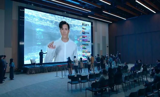 Adam由程晴專屬「完美情人」、演變成不少女士的「虛擬情人」，並由「Adam1.0」升級至「Adam 7.0」，成為網路上炙手可熱的超新星！