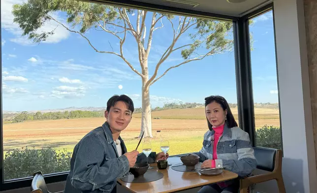 情侶裝系列，嘉洛仔一時襯顏色、一時襯番件衫嘅質地，好有心。
