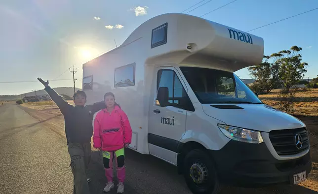呢架車叫做motorhome，聽講阿姐好鍾意呢個item。