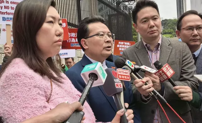 陳勇(左二)指美方此舉粗暴干涉香港事務及中國內政，嚴重踐踏國際法和國際關係的基本準則。巴士的報記者攝