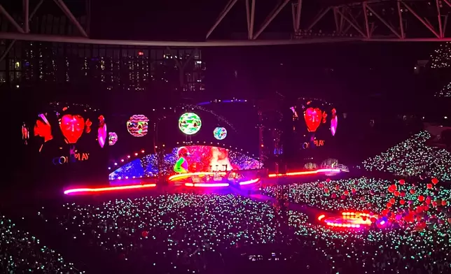 英國樂隊Coldplay在啟德體育園主場館舉行的首場演唱會，4月8日晚上8時半開場。小紅書圖片
