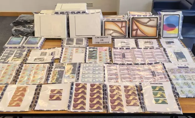 案中警方搜獲多張信用卡、不屬於兩名被捕男子的往來港澳通行證、多部手提電腦以及平板電腦。