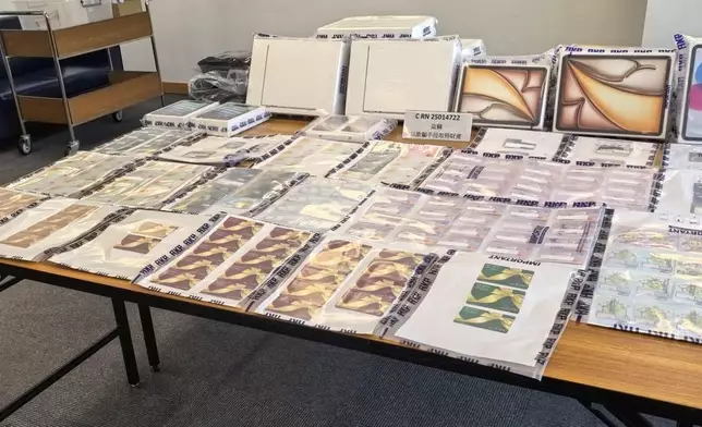 案中警方搜獲多張信用卡、不屬於兩名被捕男子的往來港澳通行證、多部手提電腦以及平板電腦。