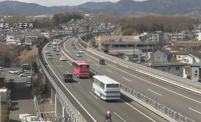 監控攝影機拍到出事前兩旅巴在高速公路上。 X圖片