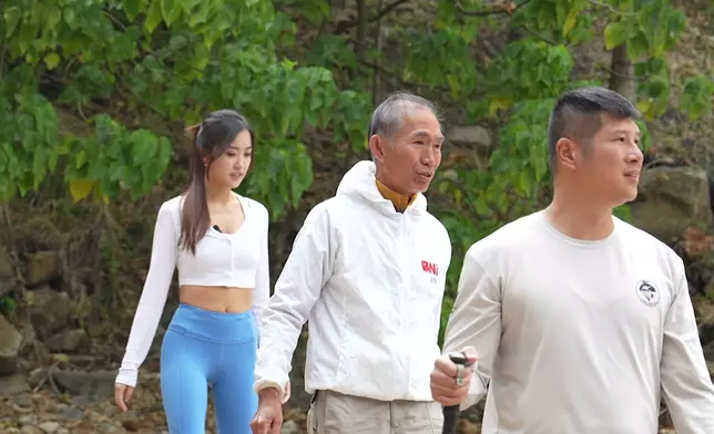三人示範如何應對河水大爆發危險。