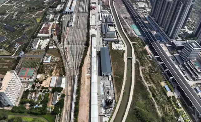 連接廣州站與廣州南站的廣南聯絡綫，西塱隧道出口明挖段主體結構封頂。微博圖片