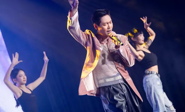 又跳又唱獻唱多首歌曲。