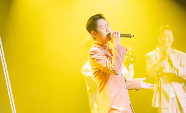 李思捷在舞台演出表現投入。