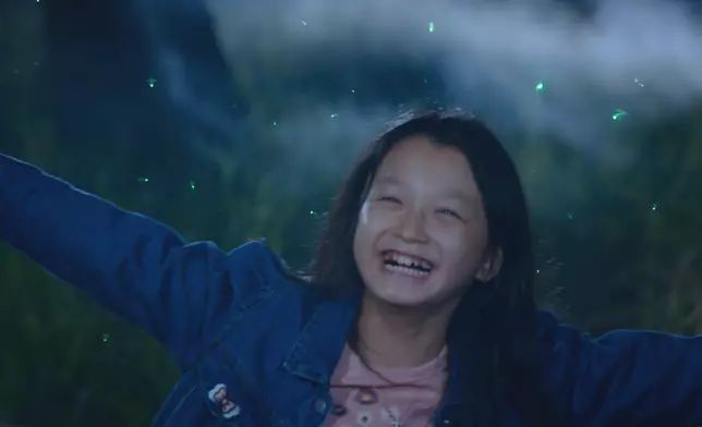 但要演番童真樣，佢就完完全全變番一個純真活潑嘅細路女。