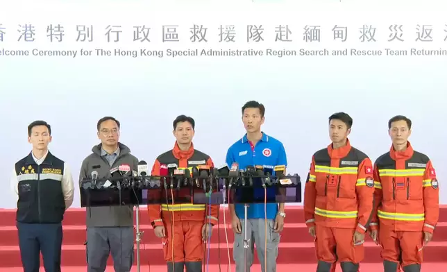 各部門代表接受傳媒訪問。消防處FB