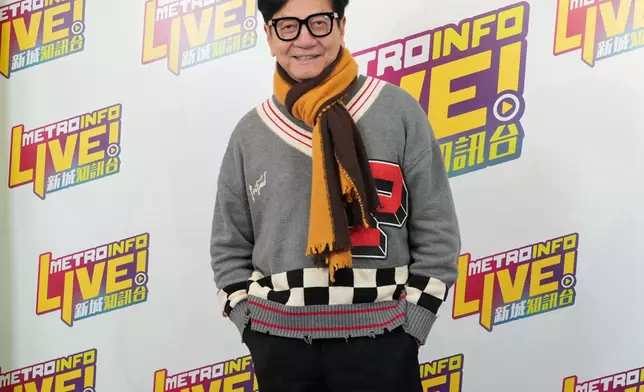 陳友接受新城廣播《Ben同Benson「chur」到行》錄音訪問。