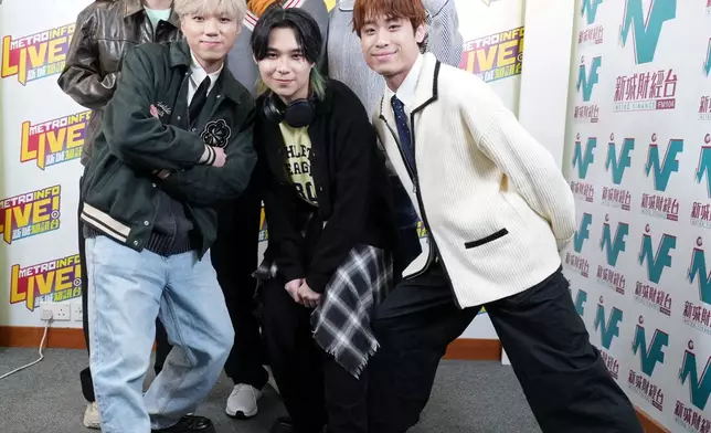 陳友巧遇新晉樂隊「Locksmiths開鎖佬」。