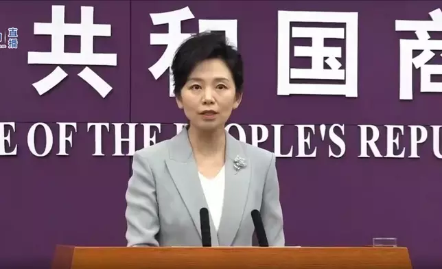 商務部發言人何詠前下午召開新聞發布會。中國網直播截圖