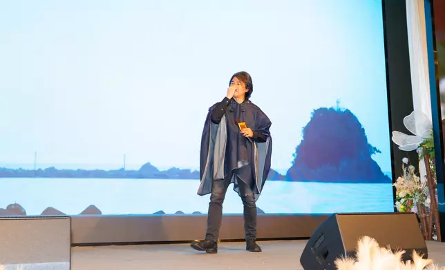 鄭伊健哽咽說：「30幾年，有啲朋友喺度，有啲移咗民……大家身體健康！」