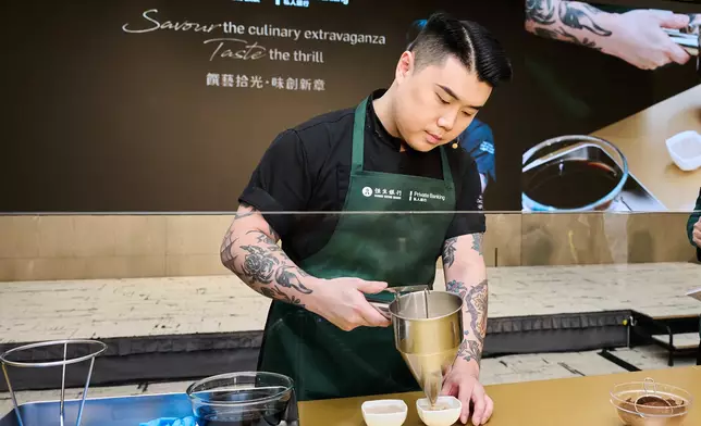 權聖晙主廚為恒生私人銀行客戶獻上親手製作的栗子提拉米蘇，讓客戶親身體驗這道征服世界味蕾的美食。