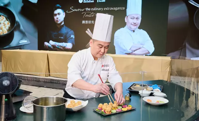 洪寶發師傅以匠心巧思炮製脆米意大利鯷魚花枝丸。