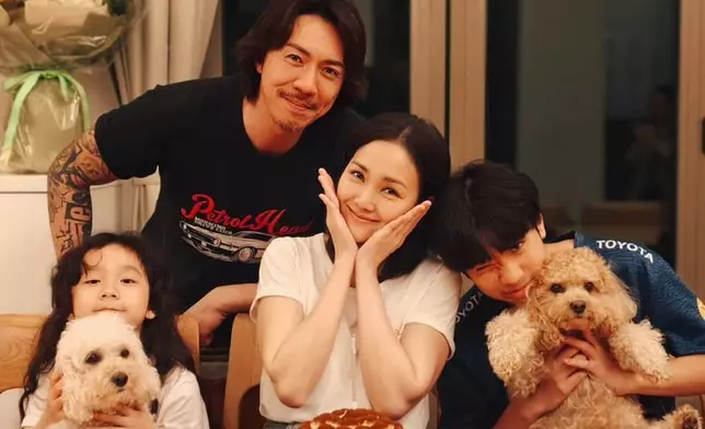 謝安琪與張繼聰一家四口。