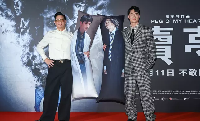 大會設計了兩個以蔡辛強、文醫生造型的長枕送紅二人。