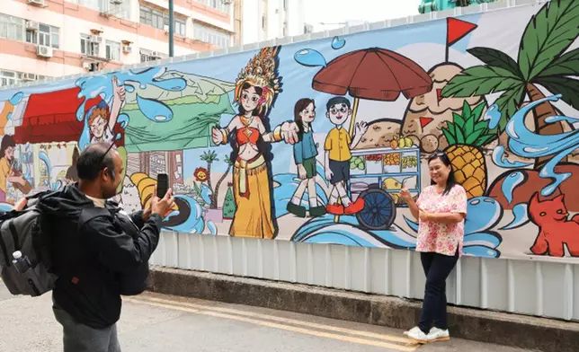 泰國工會組織Thai Regional Alliance in Hong Kong主席Bungon Tamasorn日前在大型掛畫前「打卡」，她大讚畫作充滿泰國特色。網誌圖片