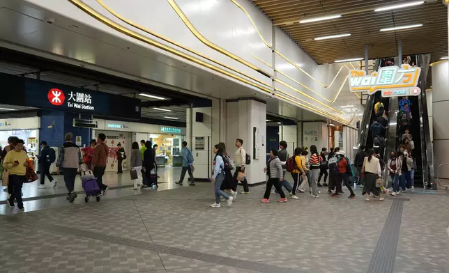 大圍站上蓋住宅是新近完成項目，圍方是該區首個大型商場。巴士的報記者攝。