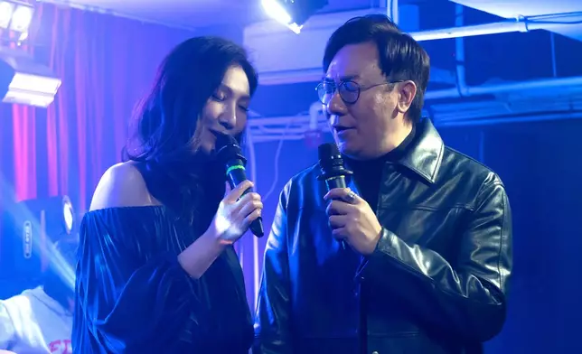 與中年好聲音鄧顥懷深情合唱。