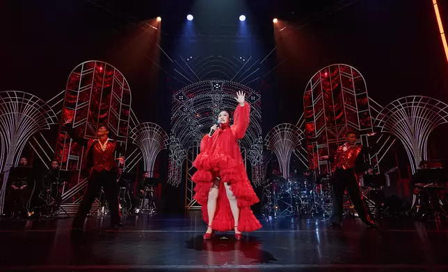 Liza姐一出場先唱出《閃爍登場》和《迷人PINKLADY》。