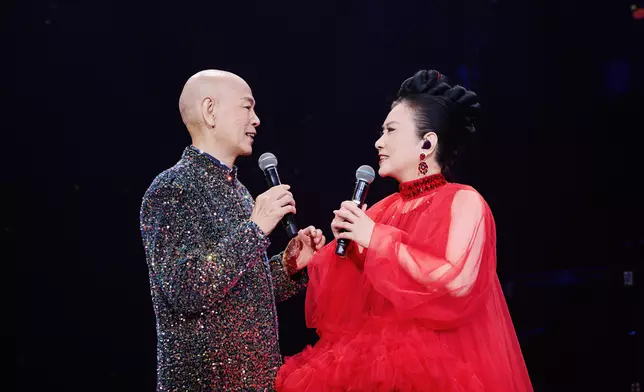 同羅家英合唱。