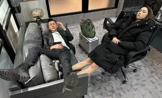 張振朗雖然望落好似責住Tiffany對腳嚟瞓，但其實只係錯覺，佢仲講笑話腳痺嗰個係佢自己。