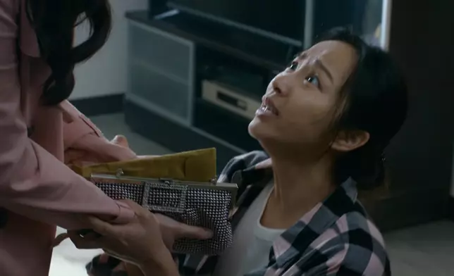 周麗欣秒速遊走於憤怒與哀求之間。