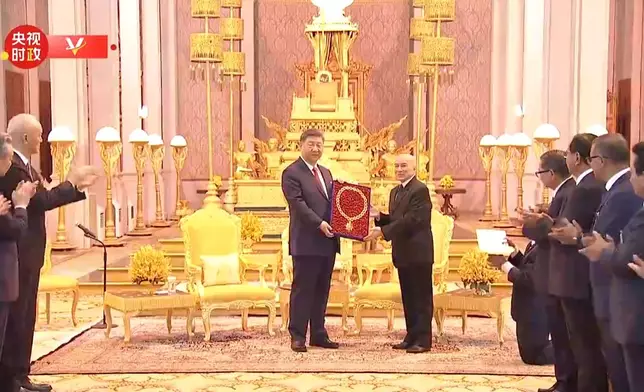 4月17日下午，國家主席習近平在金邊王宮接受國王西哈莫尼授予的「柬埔寨王國民族獨立大項鍊級勳章。央視截圖