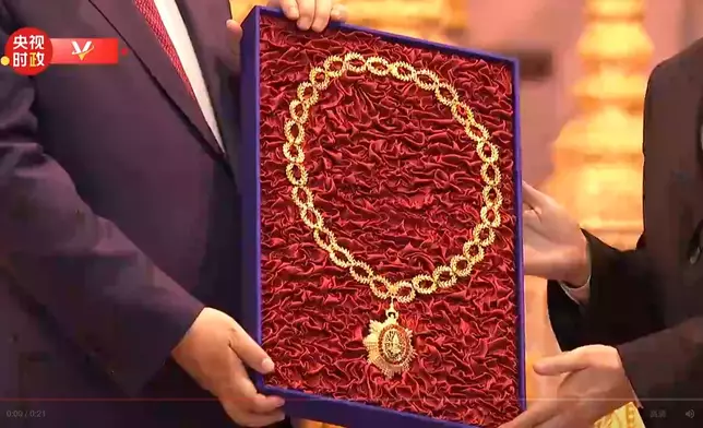 柬埔寨王國民族獨立大項鍊級勳章。央視截圖