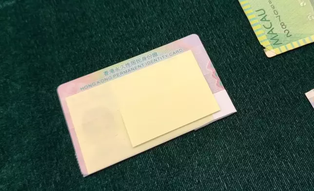 檢獲的香港身分證。司警教室FB
