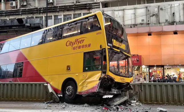 巴士車頭嚴重損毀，路壆被撞毀。香港突發事故報料區及討論區圖片