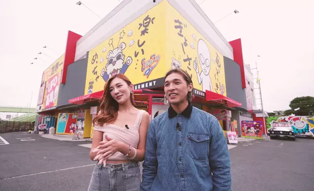 二人到訪世一夾公仔店。